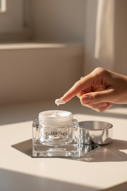 Diamond Face Cream - Lifestyle com mão a aplicar