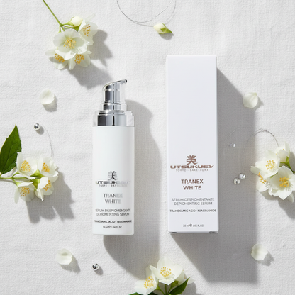 Utsukusy Tranex White - flat lay com flores de jasmim