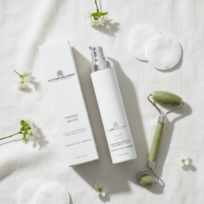 Toning Water - Flat lay com algodões e roller